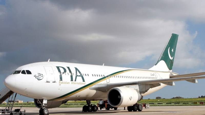 Pia Surprises Passengers With Spring Theme