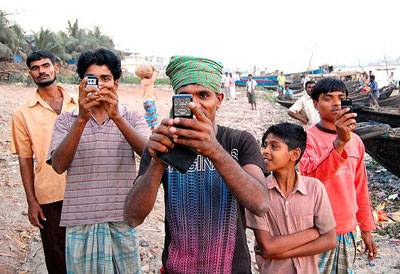 Pakistan: Where there is no water or electricity, but a huge number of mobile phones