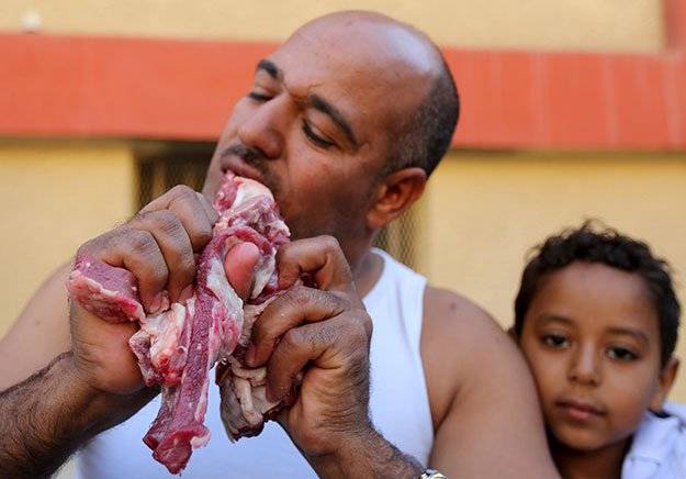 Egyptian strongman Karim Hussein provides locals a unique form of entertainment