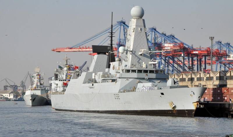 Three Chinese naval ships arrive in Karachi