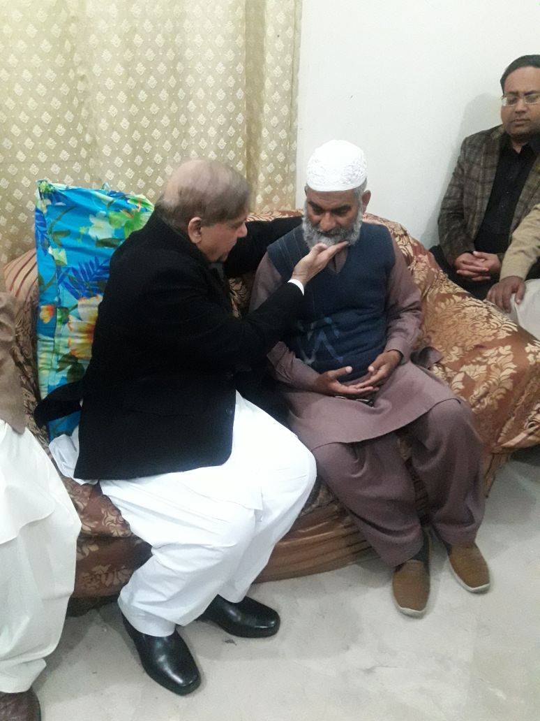 CM Punjab visits Zainab's family in Kasur