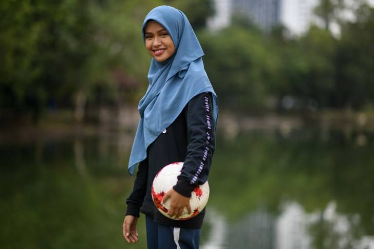 Headscarved Malaysian girl wows with freestyle football skills