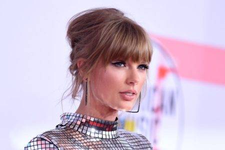 Taylor Swift donates $15,500 to fan struggling with medical bills