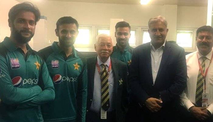 COAS pays surprise visit to Pak cricket team's dressing room 