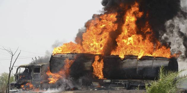 Oil tanker crashes, bursts into flames in Karachi 