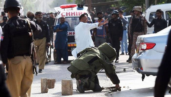 Security personnel defuse bomb near Bilawal House in Karachi