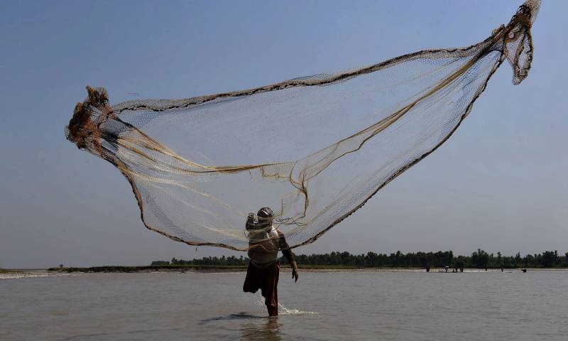 Shunned Pakistani fishermen abandoning profession