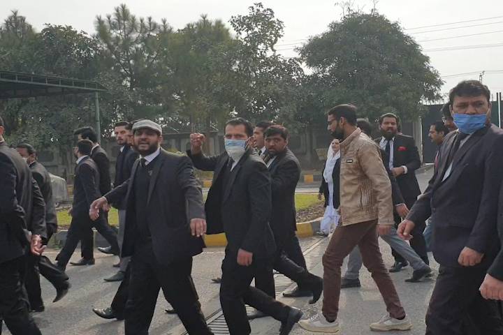 Lawyers smashes windows of IHC building over CDA's demolition of chambers