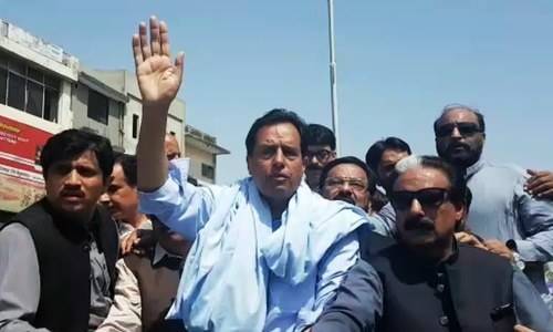 Unidentified man throws egg on Capt Safdar in Peshawar