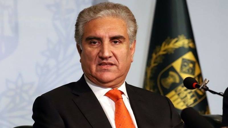 FM Qureshi under criticism on social-media for using umbrella-bearer