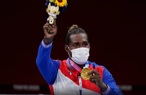  Julio la Cruz wins heavyweight boxing gold at Tokyo Olympics