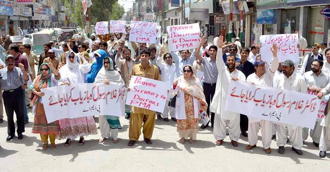 Police crackdown on young doctors sit-in in Quetta, 19 arrested