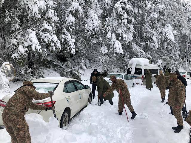 Multiple Murree roads closed amid heavy snowfall