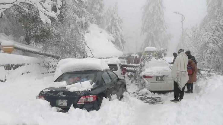 Rescue, civic agencies on high alert as Murree receives snowfall