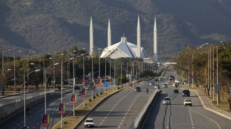 Politicians start heading to Islamabad ahead of no-trust move