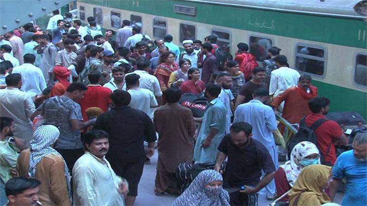 First Eid special train left for Lahore from Karachi