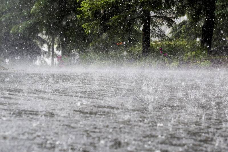 Parts of Karachi receive light showers