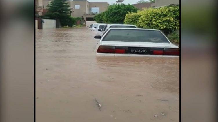 Heavy rain leaves Karachi submerged