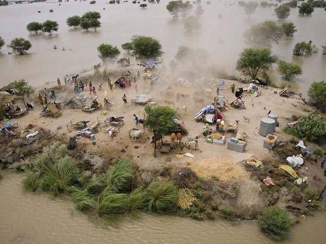 Villages flooded in Nowshera as embankment breaks