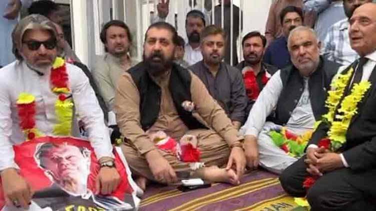 Embattled PTI plans to widen scope of hunger strike for release of Imran Khan, other leaders