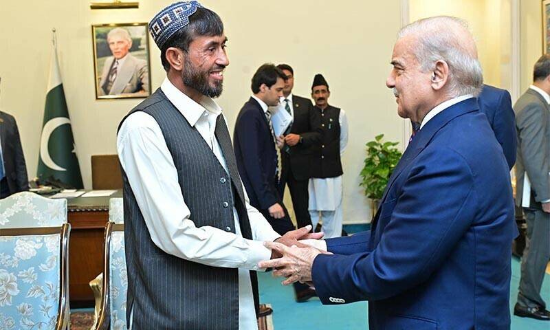 Prime Minister Shehbaz Sharif honors heroic excavator driver Mohibullah