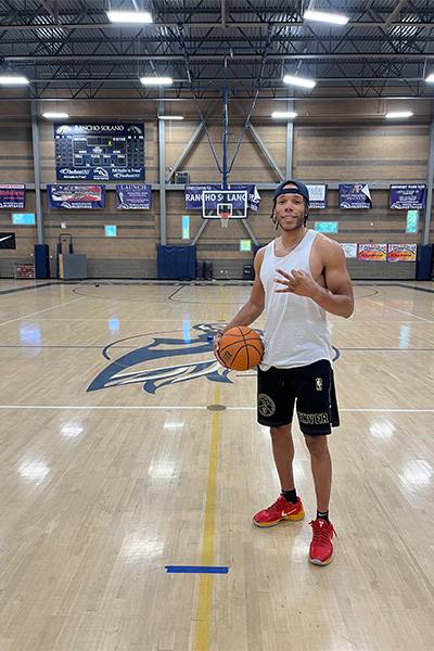 Arizona man sets third Guinness World Record with blindfolded basketball trick shot