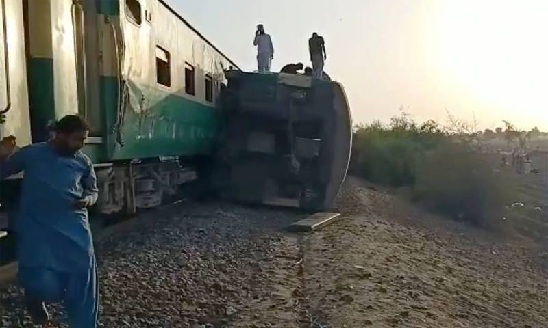 Train operations suspended as Sir Syed Express derails near Rohri