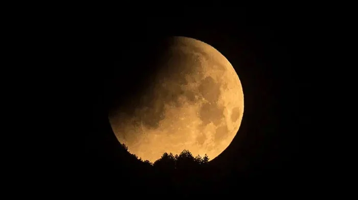 Pakistan witnesses partial lunar eclipse 