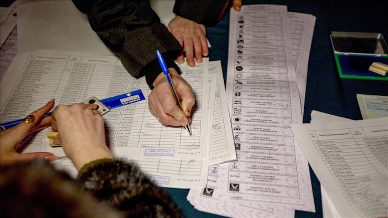  Moldova holds presidential election, referendum on EU membership