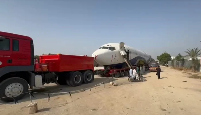 PIA Boeing 737 transported by road from Karachi to Hyderabad