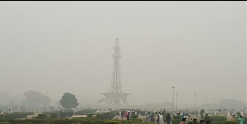 Lahore suffers record-breaking smog as AQI exceeds 1000