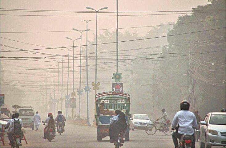 LHC orders early market closures, traffic restrictions to combat smog crisis