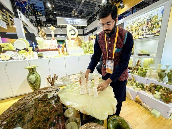 Pakistani camel bone and salt lamps shine at China import expo