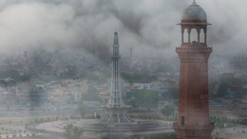 Lahore hospitals report surge in smog-related illnesses as pollution persists