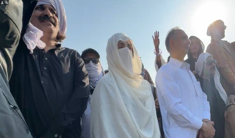 Bushra Bibi leads PTI protest at D-Chowk despite ongoing police shelling