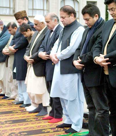 Nawaz offers Eid-ul-Azha prayers in London