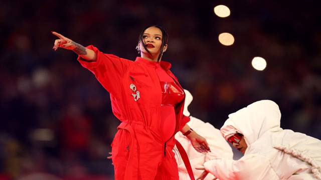 Rihanna's Super Bowl halftime show makes us feel like she's the only girl  in the world