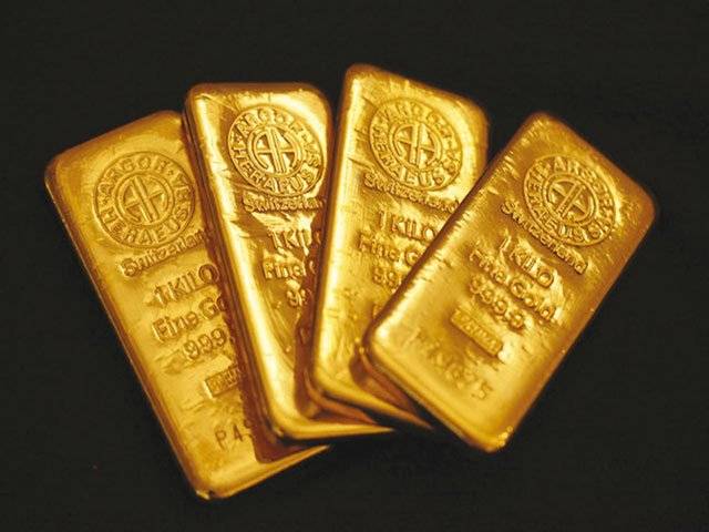 Gold plunges by Rs 900