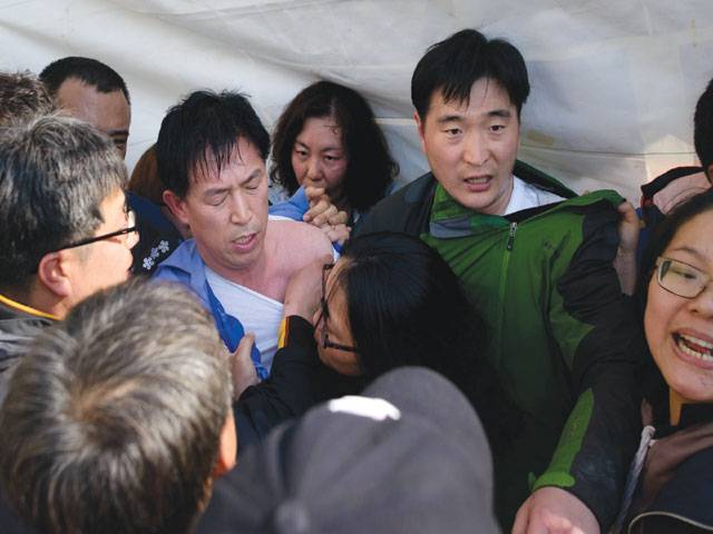 Parents of S Korea ferry victims attack top official