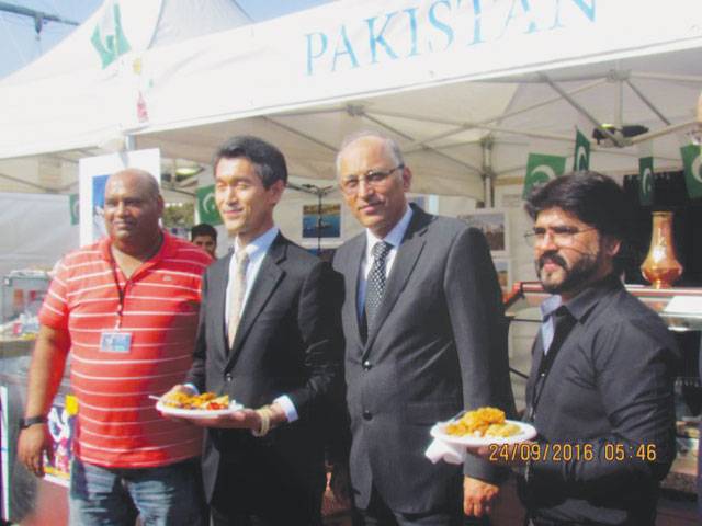 People thronged Pakistani food stalls in Paris