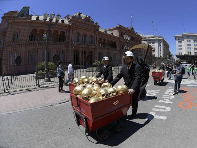 Barrick Gold Corporation members protest in Buenos Aires