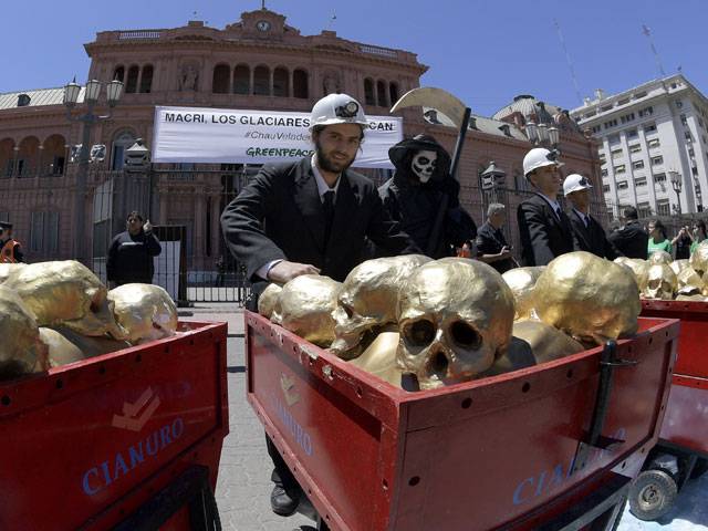 Barrick Gold Corporation members protest in Buenos Aires