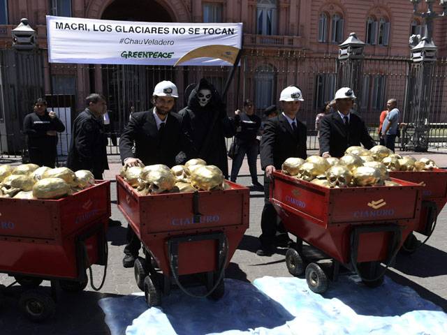 Barrick Gold Corporation members protest in Buenos Aires