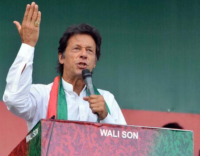 Imran warns govt against banning social media