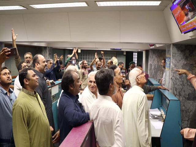 PSX closes flat as uncertainty subsides after PM’s resignation