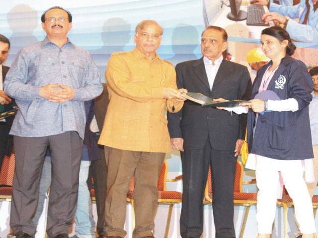 CM distributes prizes among ‘Skill Competition’ winners