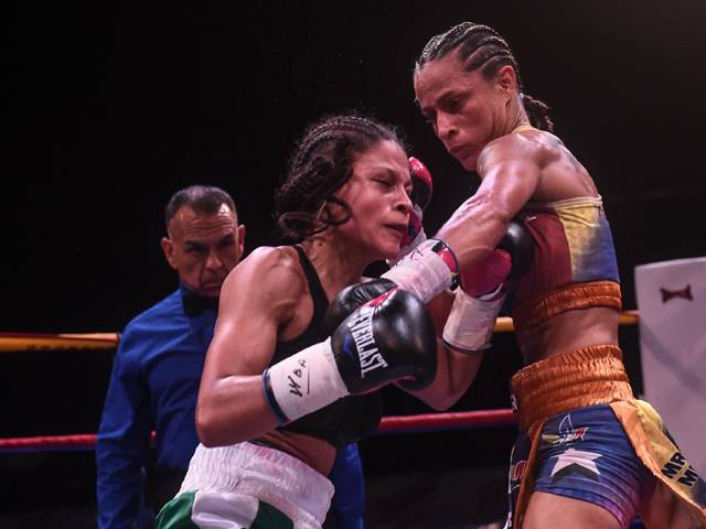  Women boxing