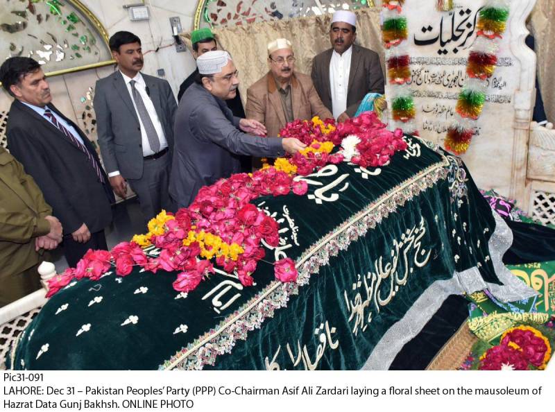 Zardari visits shrines in Lahore