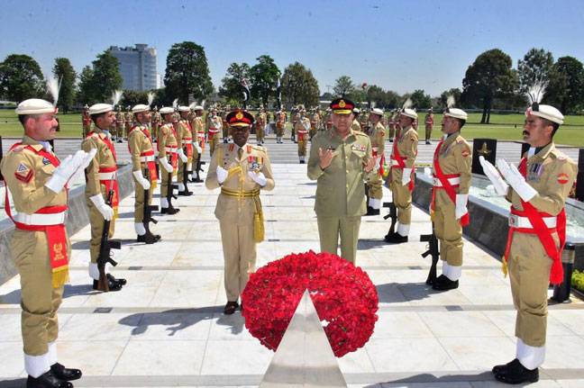 Lankan army commander meets COAS, PM