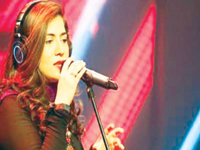 Samra Khan wins Best Solo Female Award 